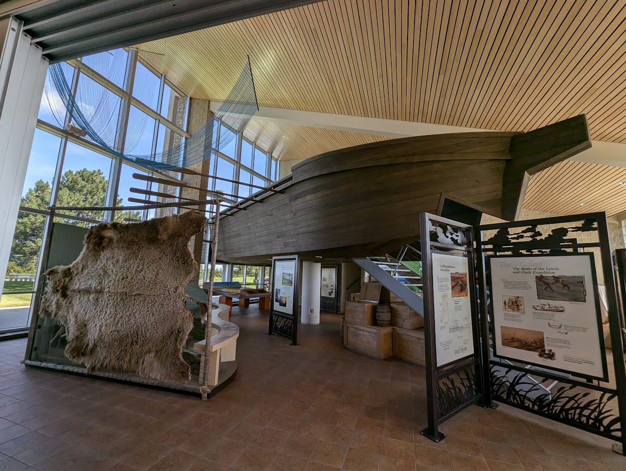 Museum at the rest stop with the Dignity of Earth and Sky statue